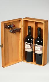 Estuche de madera para dos vinos, con accesorios con agarres de tiritas de cuero.